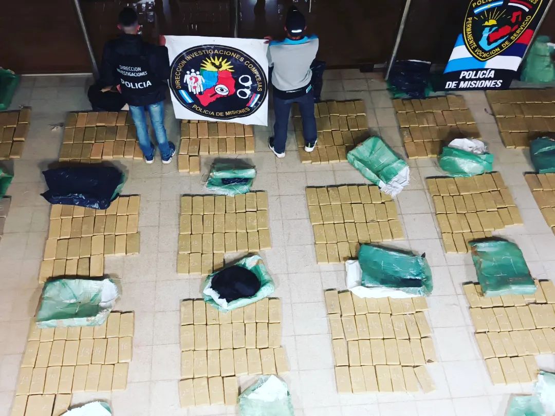 Hallaron 650 kilos de marihuana ocultos en un presunto aguantadero de motos