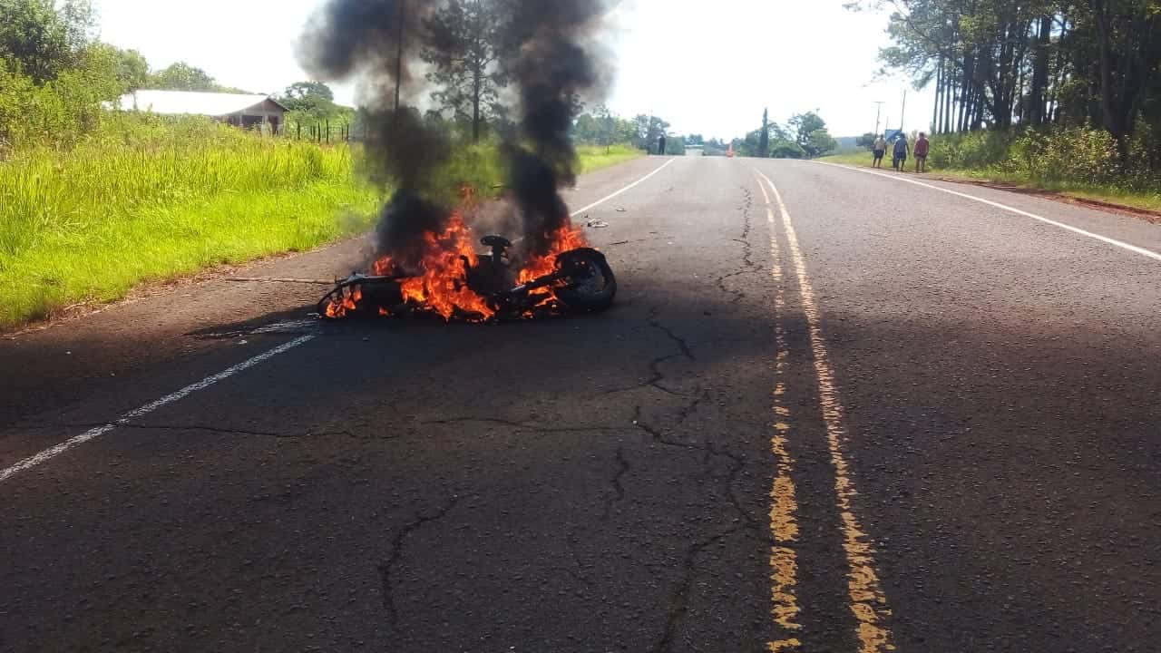 Un vehículo fue consumido por las llamas en la ruta 103