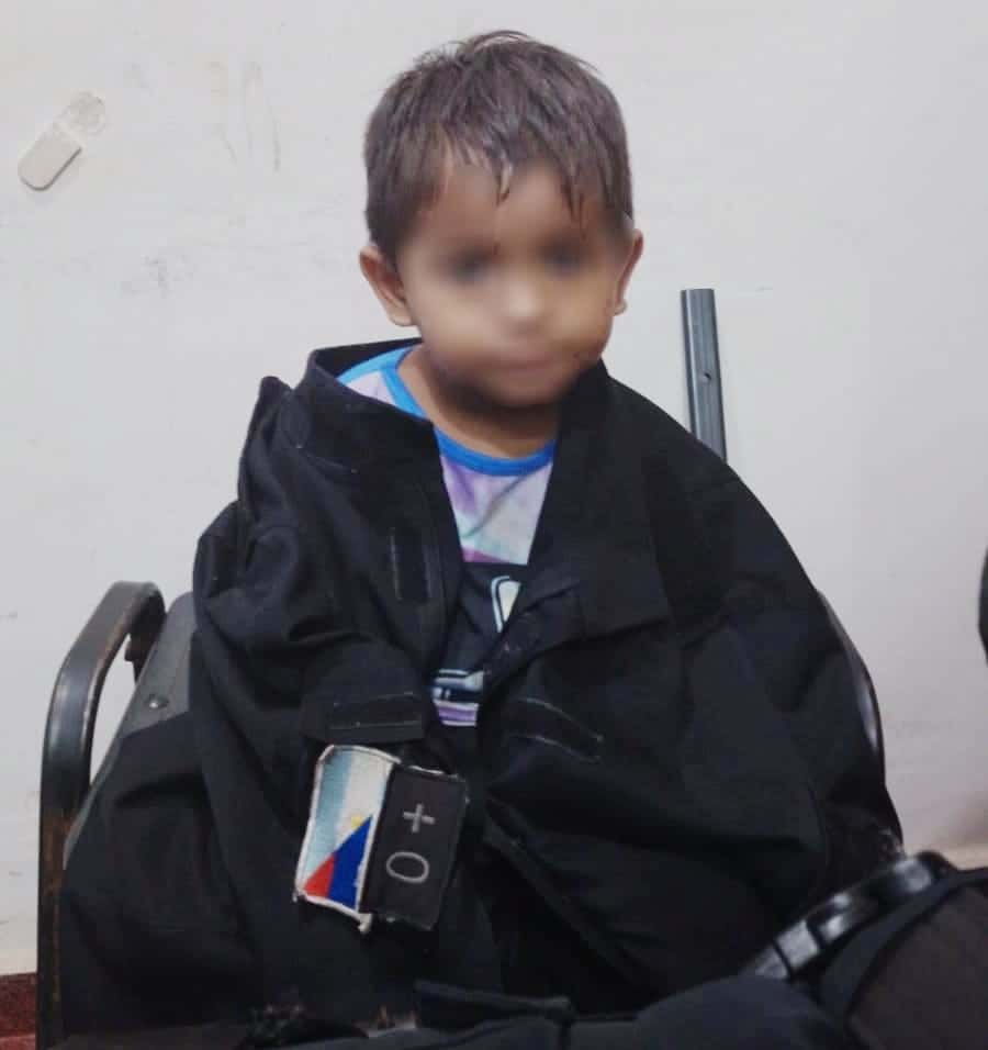 Niño rescatado por la policía durante el temporal en Posadas