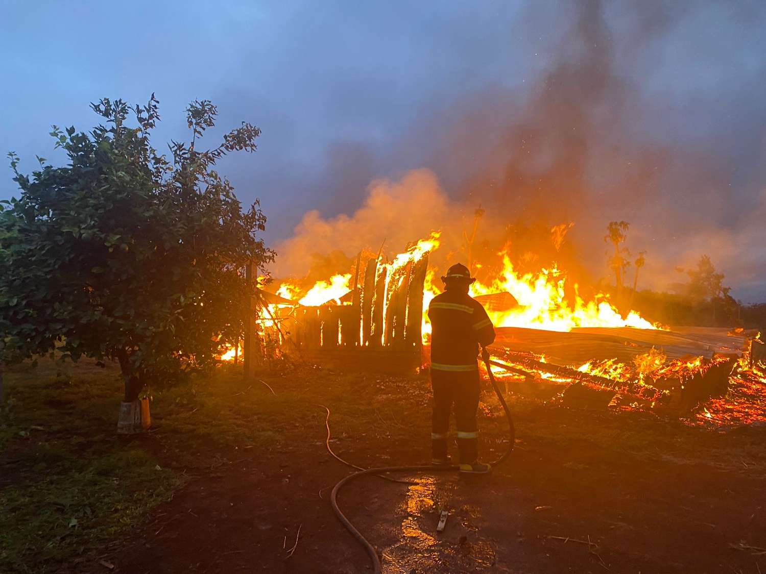 Trágico incendio arrasa con una fábrica en Oberá dejando pérdidas totales