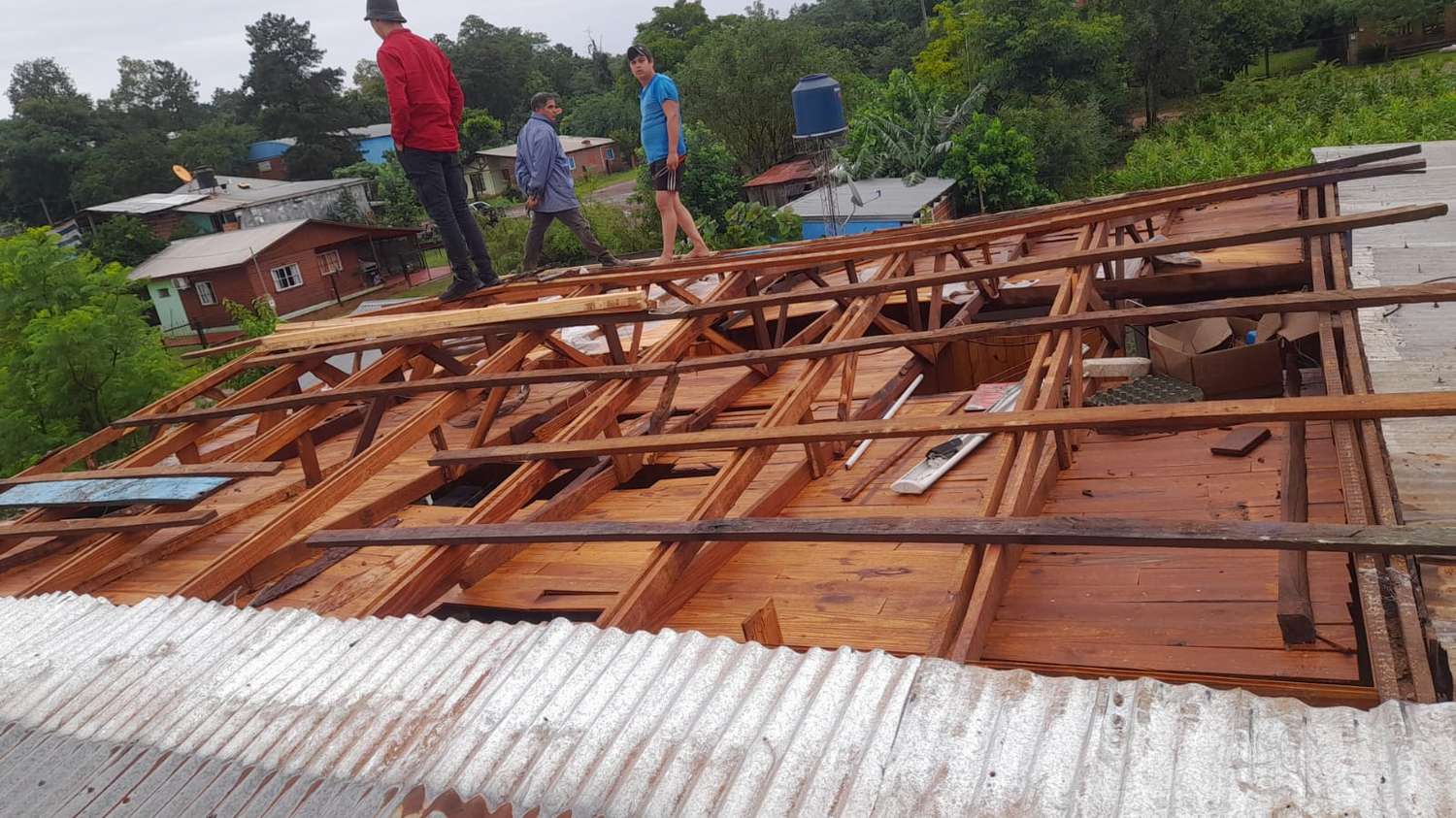 Cerro Azul: otra de las localidades afectada por el temporal. Familias y empresas se vieron afectadas