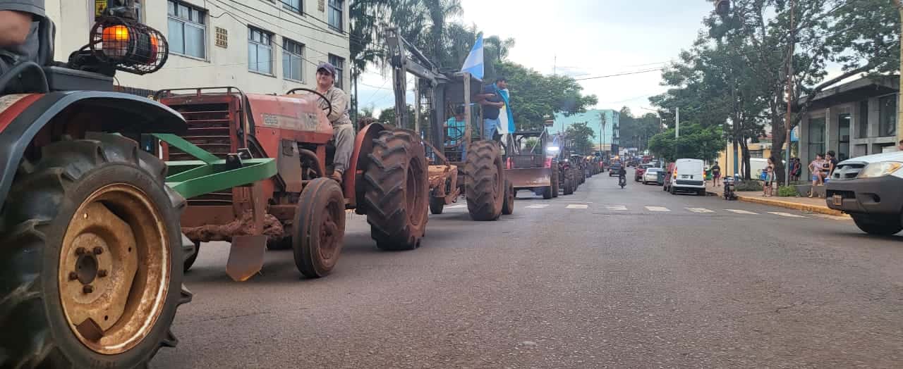 Tractorazo de productores en Montecarlo por el mal estado de los caminos
