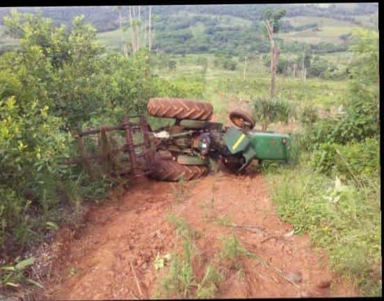 San Vicente: Falleció un agricultor tras volcar con su tractor