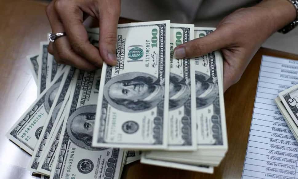 El dólar blue cerró en $1.070 y la devaluación del oficial acortó la brecha