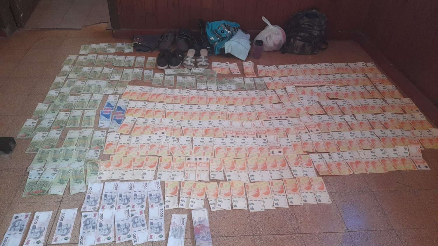 Hermanos de 15 y 13 años detenidos por robar medio millón de pesos en una estación de servicios