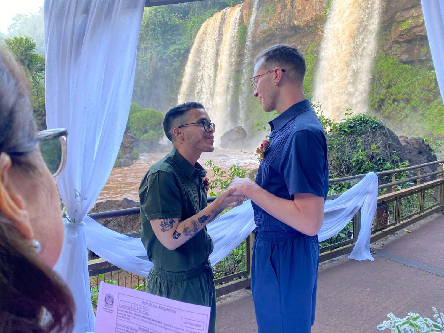 Primera boda de turistas extranjeros en Misiones,un hito histórico en las majestuosas Cataratas del Iguazú