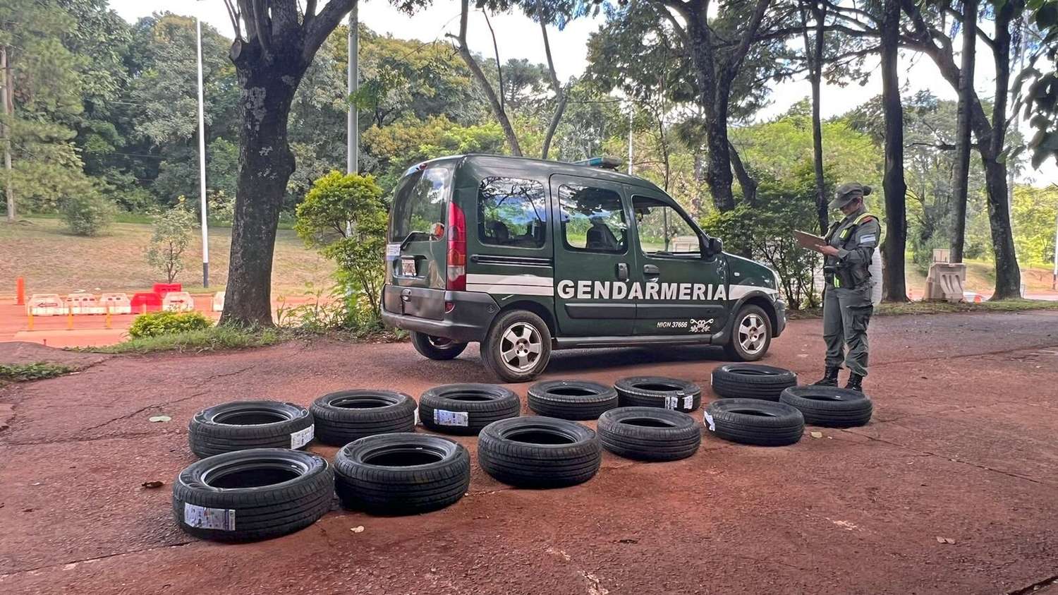 Gendarmería Nacional decomisa 34 neumáticos de origen extranjero en operativos en Misiones