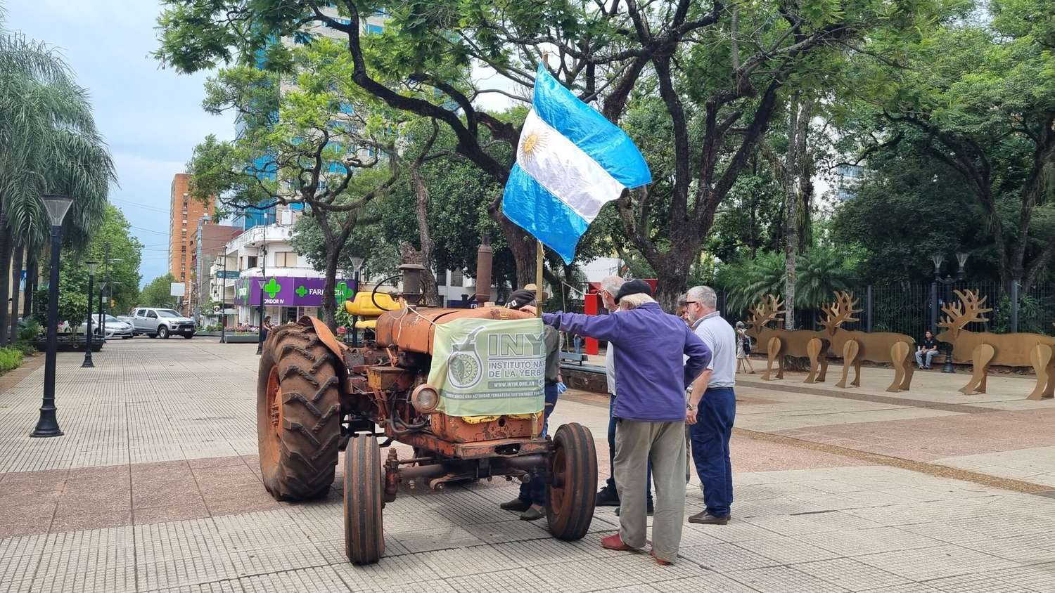 Posadas | En reclamo al DNU, yerbateros de Misiones se manifestaron y no descartan “llevar los tractores” a Buenos Aires