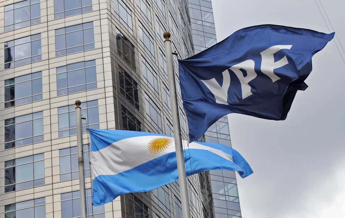 YPF sale de la mira de una privatización y sella un acuerdo histórico con Santa Cruz