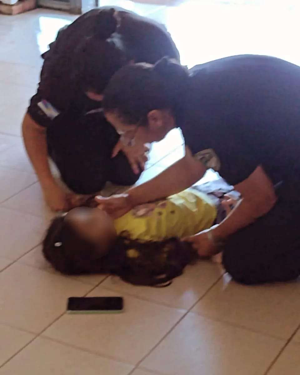 Policías le salvan la vida con RCP a una niña de 5 años