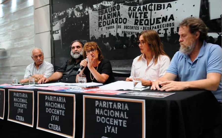 Milei descartó aumentar el salario mínimo por decreto y convocar a una paritaria nacional docente