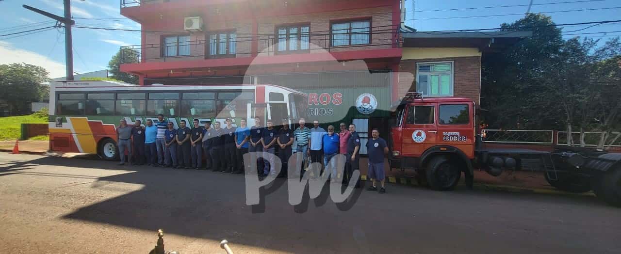 Montecarlo: Bomberos voluntarios reciben donativo de un colectivo y un camión