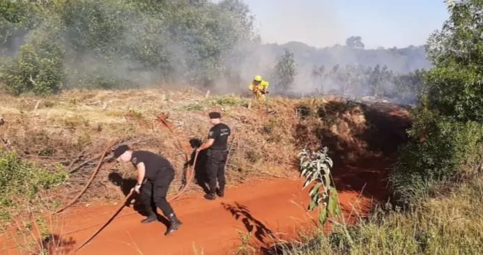 Sofocaron incendios en Guaraní y Campo Viera