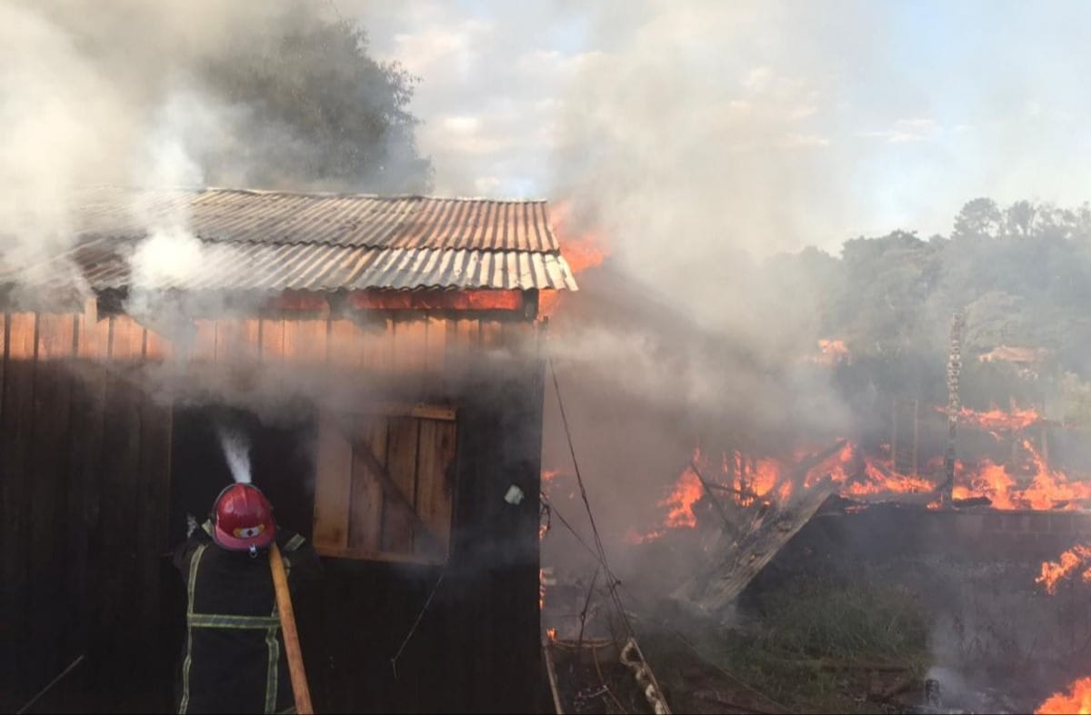 Un incendio afectó a cinco viviendas en Oberá