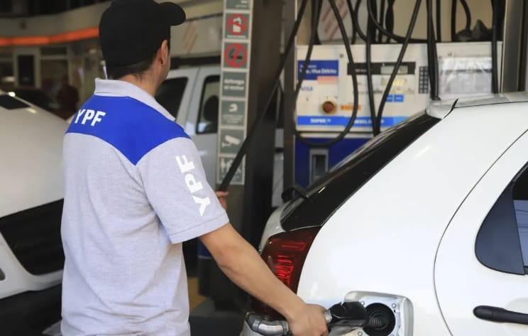 YPF subió los combustibles $ 11 por litro, en línea con el 4,5% que quiere Economía