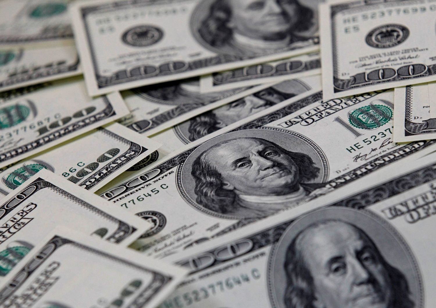 El dólar blue cotizó en baja y cerró en $325