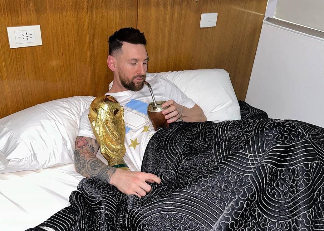 Messi y el mejor despertar: mates en la cama y abrazado a la Copa del Mundo