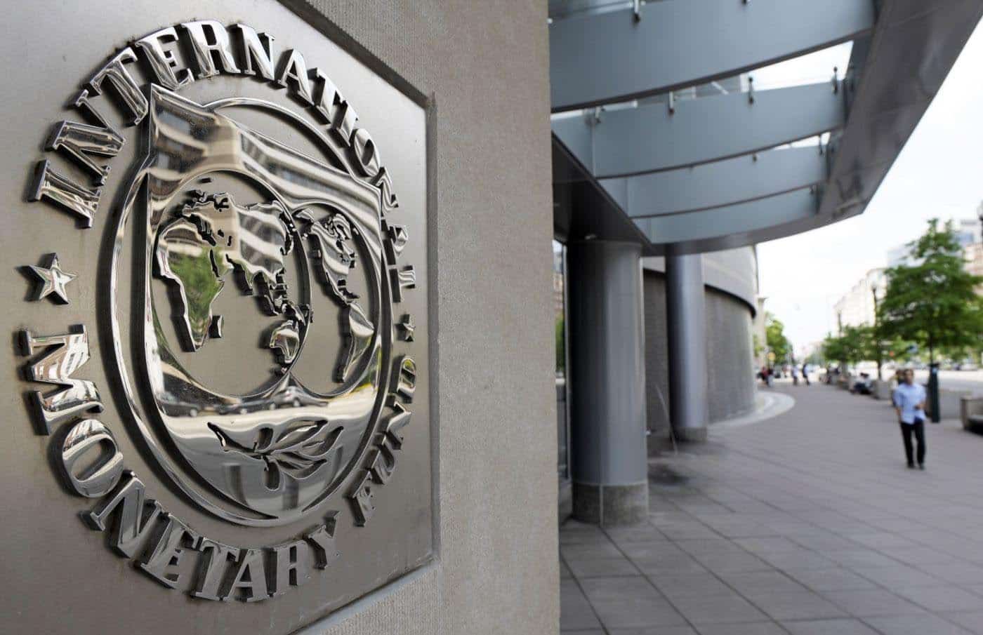 El FMI pronosticó que la economía argentina caerá 2,5% este año y que la inflación será del 121,7%