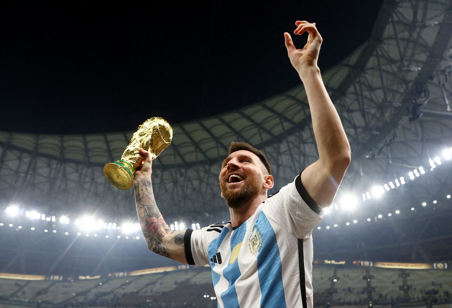 zzzznacd2Soccer Football – FIFA World Cup Qatar 2022 – Final – Argentina v France – Lusail Stadium, Lusail, Qatar – December 18, 2022 Argentina’s Lionel Messi celebrates winning the World Cup with the trophy Foto NA: REUTERS/Hannah Mckay     TPX IMAGES OF THE DAY     zzzz