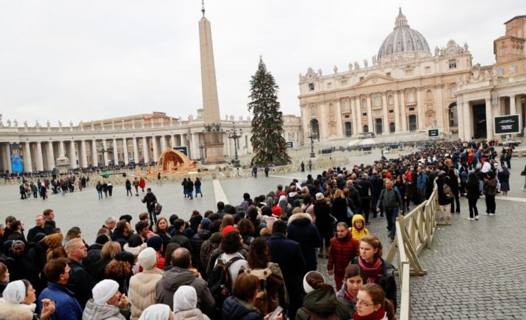 Miles de fieles rinden homenaje a Benedicto XVI