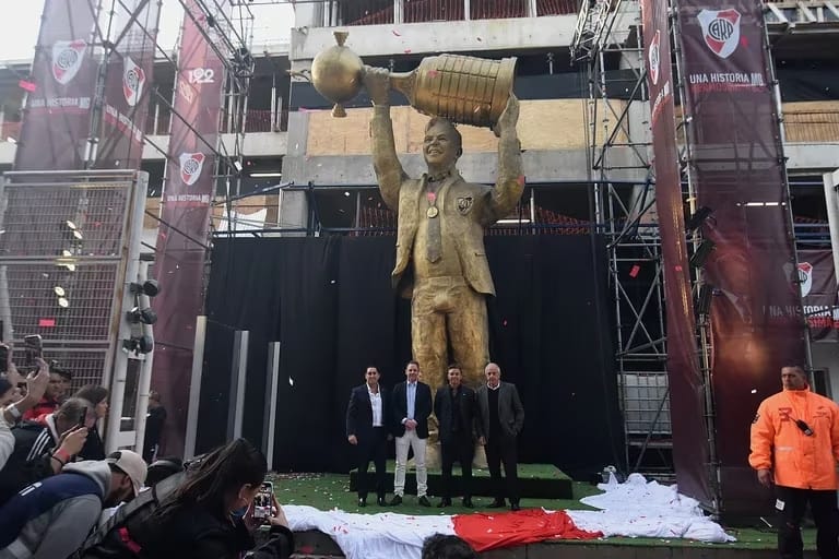 River inauguró la estatua de Marcelo Gallardo en el Monumental