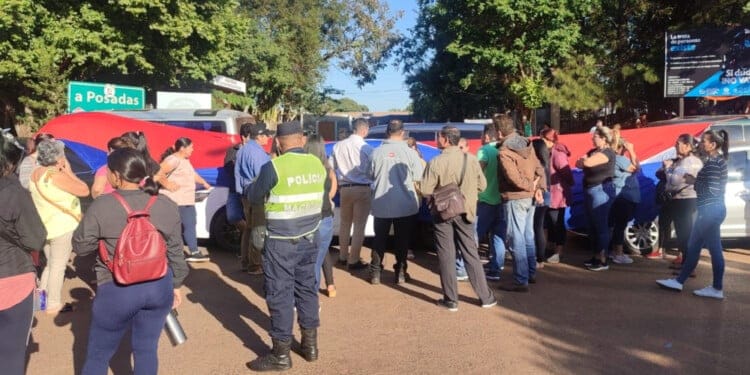 Tránsito cortado en el puente Posadas-Encarnación por protesta en cabecera paraguaya