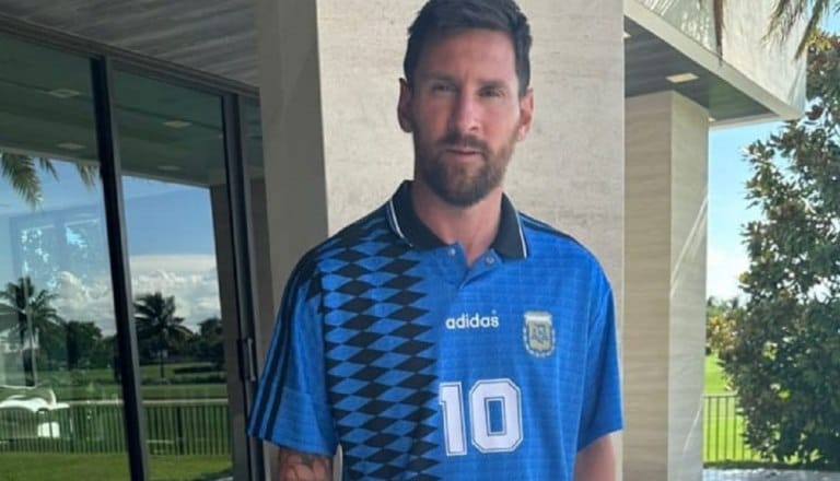Messi usó una camiseta de Maradona en la Selección y generó ilusión en los hinchas por un curioso motivo