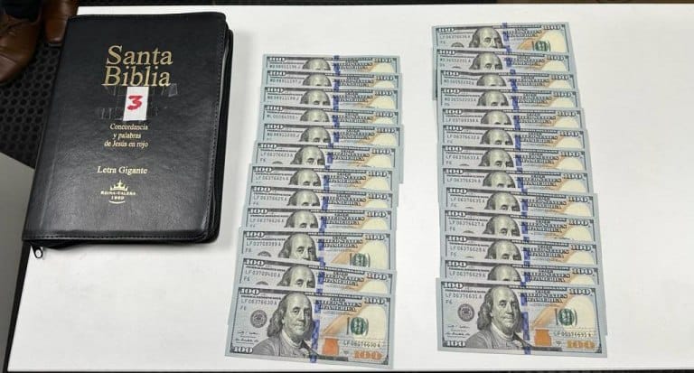 Secuestraron casi 17 mil dólares ocultos dentro de biblias que iban a ser enviadas a Miami