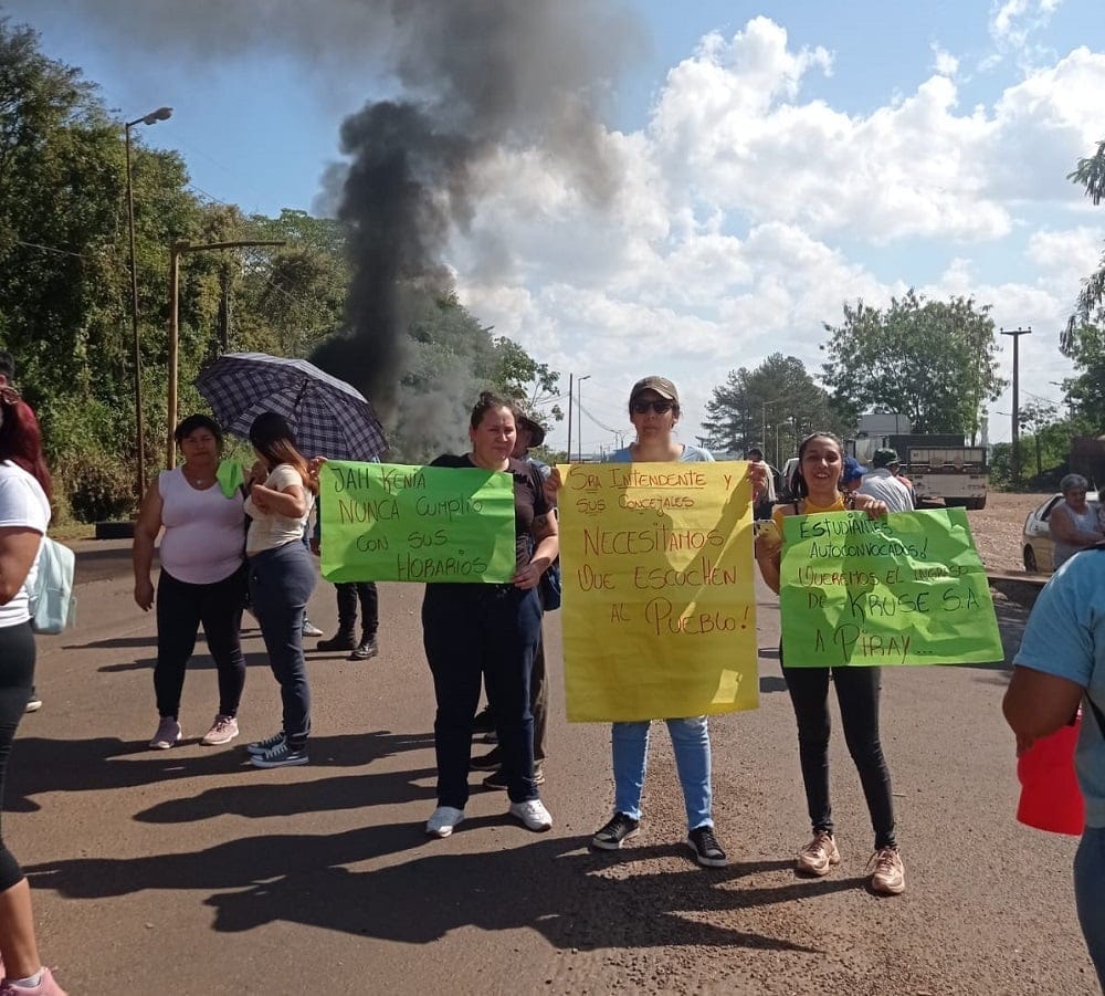 Piray | Vecinos cortan el tránsito exigiendo la vuelta inmediata del servicio de colectivo Kruse