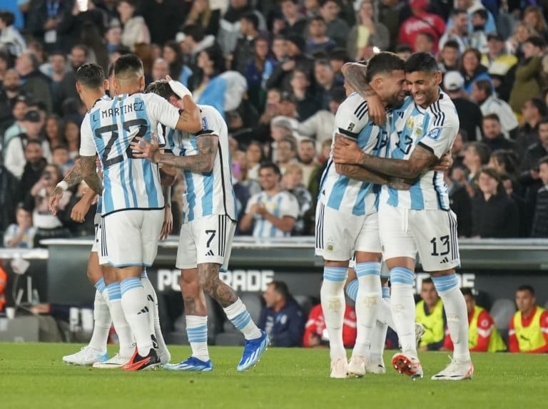 Argentina venció a Paraguay y es líder con puntaje perfecto de las Eliminatorias