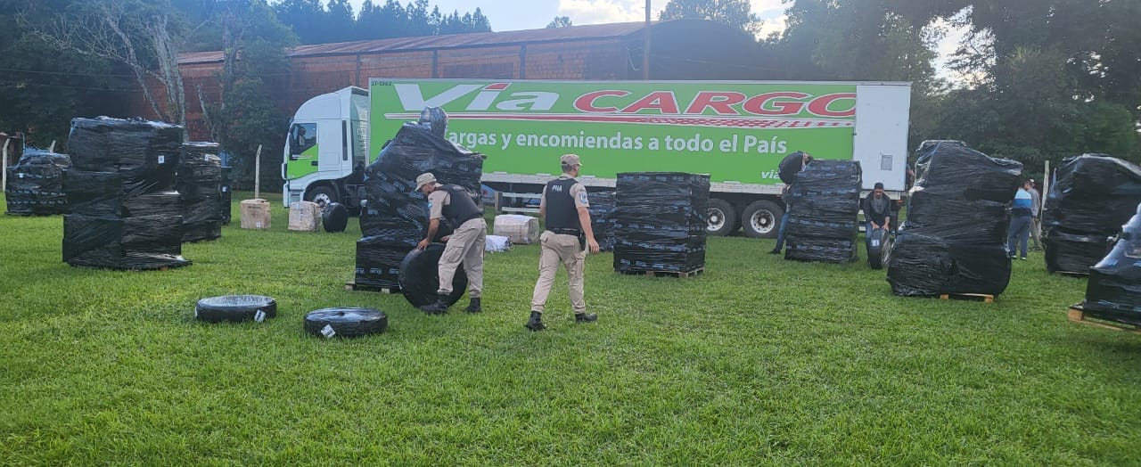 Montecarlo: PNA incauta neumáticos de contrabando